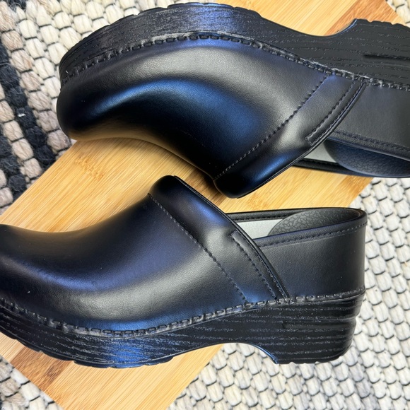 Dansko Professional Black Leather Clog Size EU 37 or US 6.5-7 - Picture 3 of 8